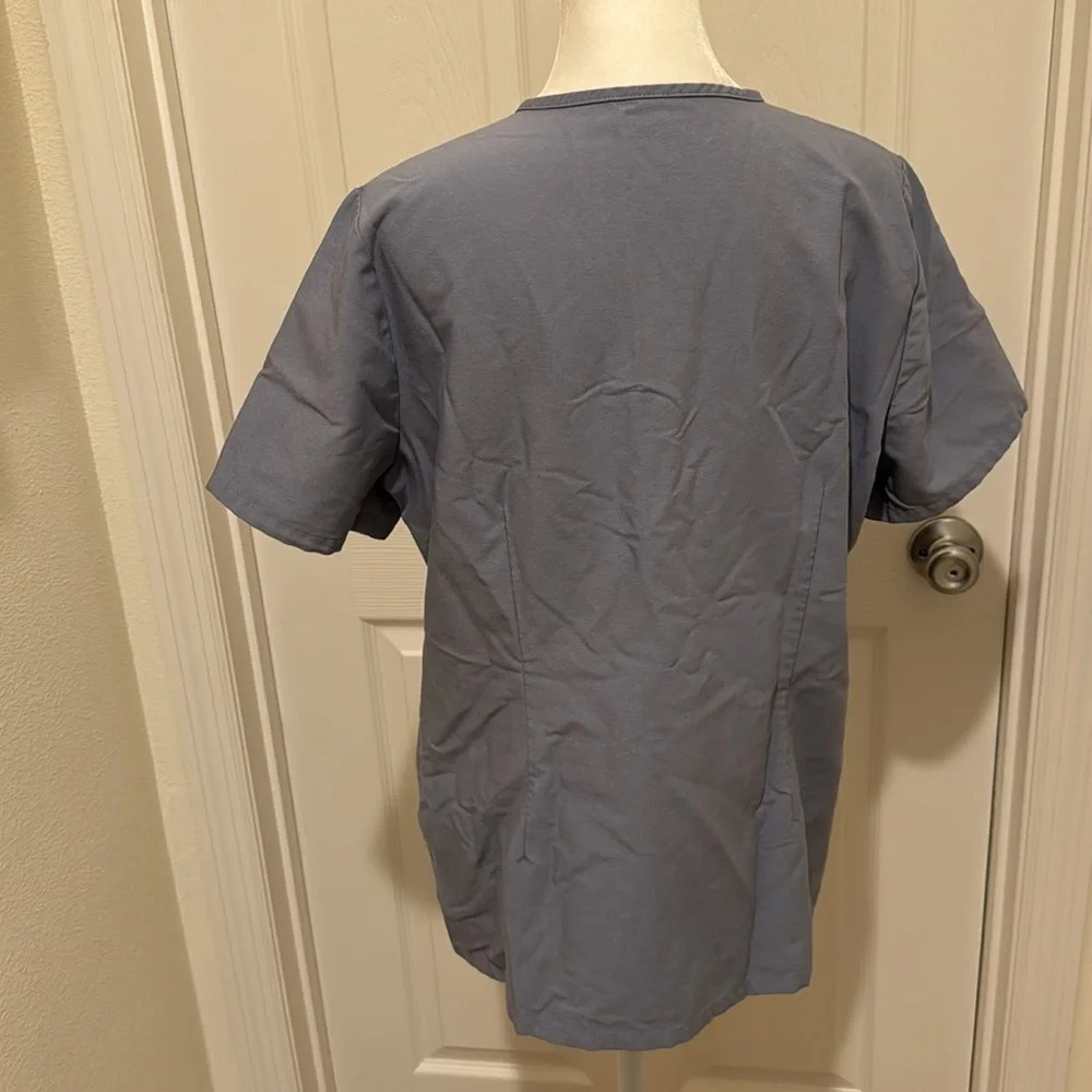 Figs Casma Three Pocket Scrub Top vapor blue technical collection - Picture 7 of 15